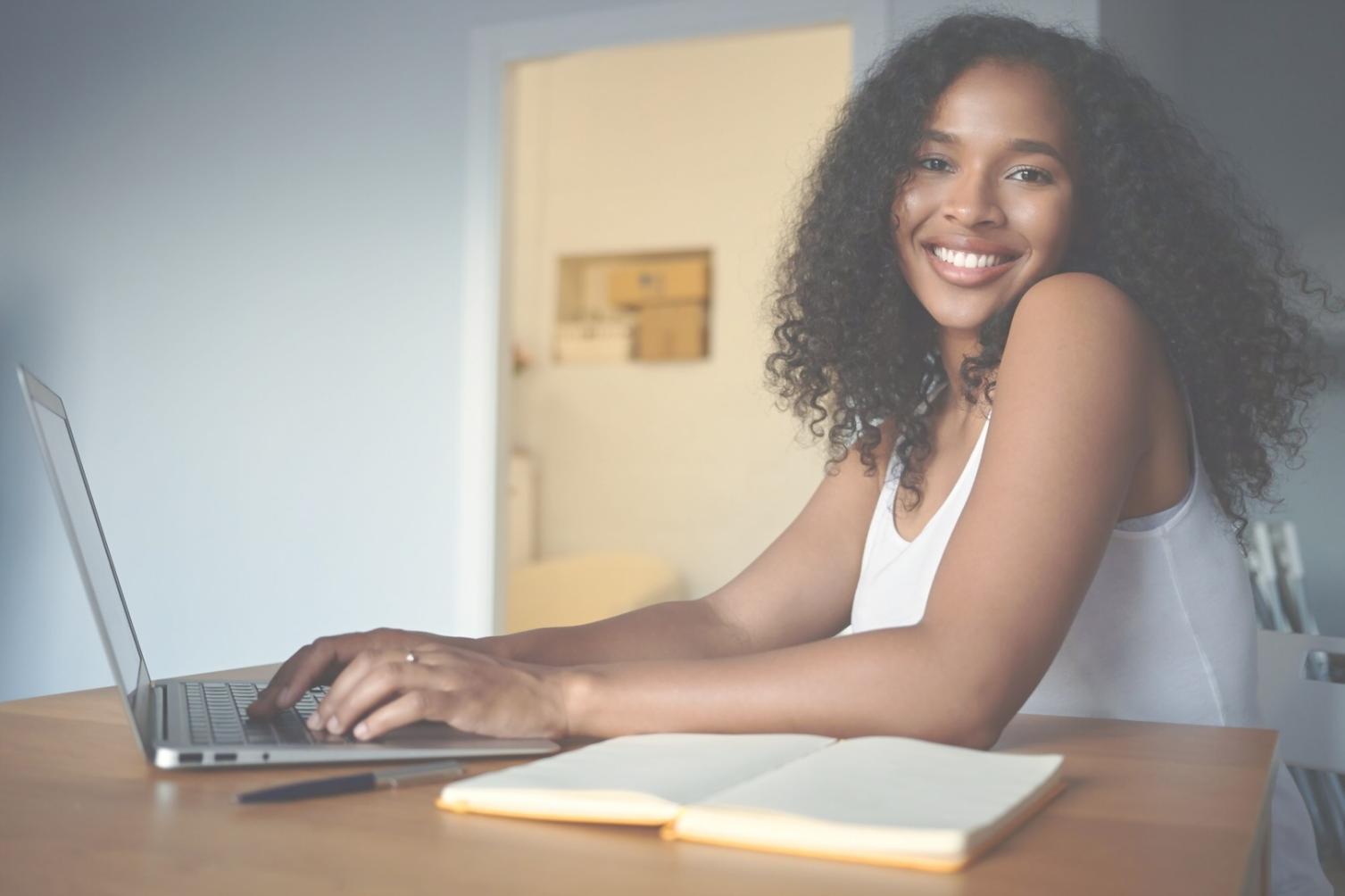 Espace de travail collaboratif avec documents financiers et ordinateur portable