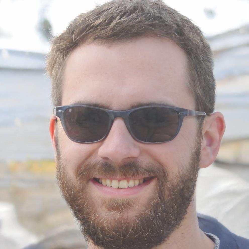 Conseiller financier expérimenté durant une consultation personnalisée